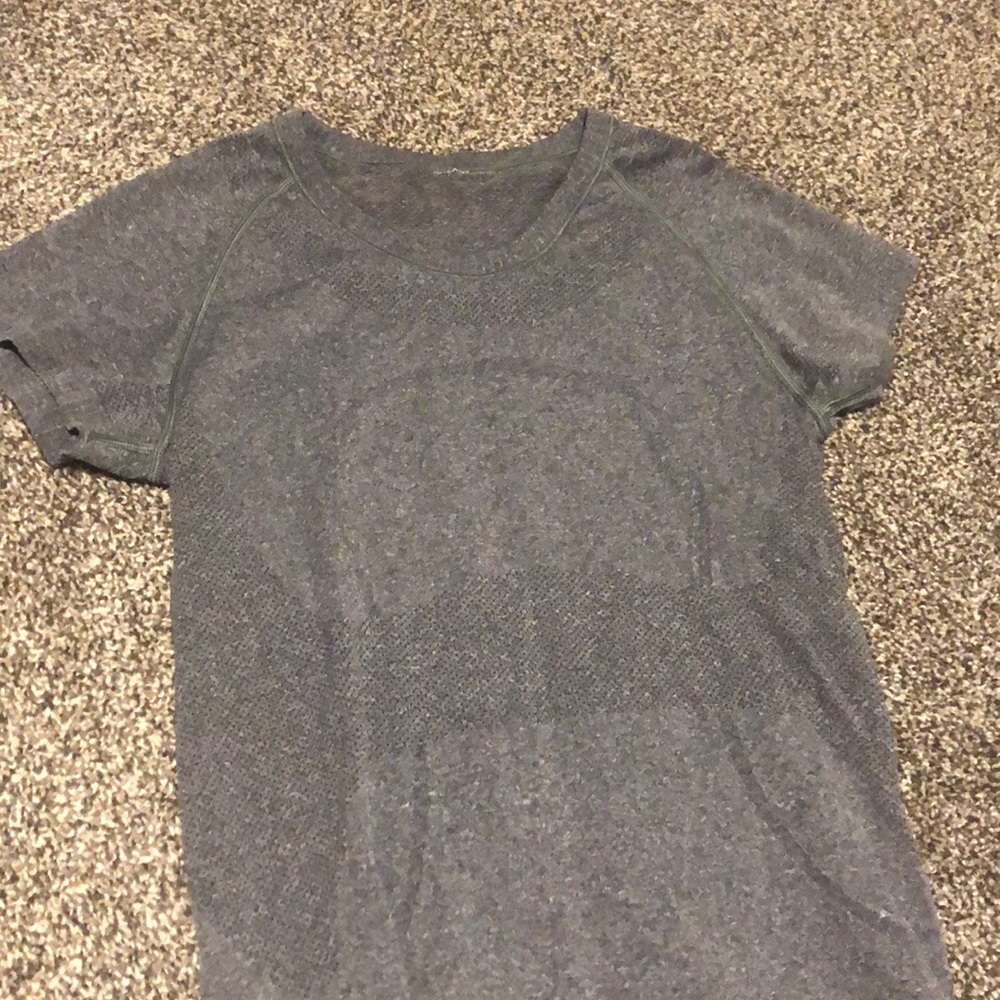 Lulemon t shirt
